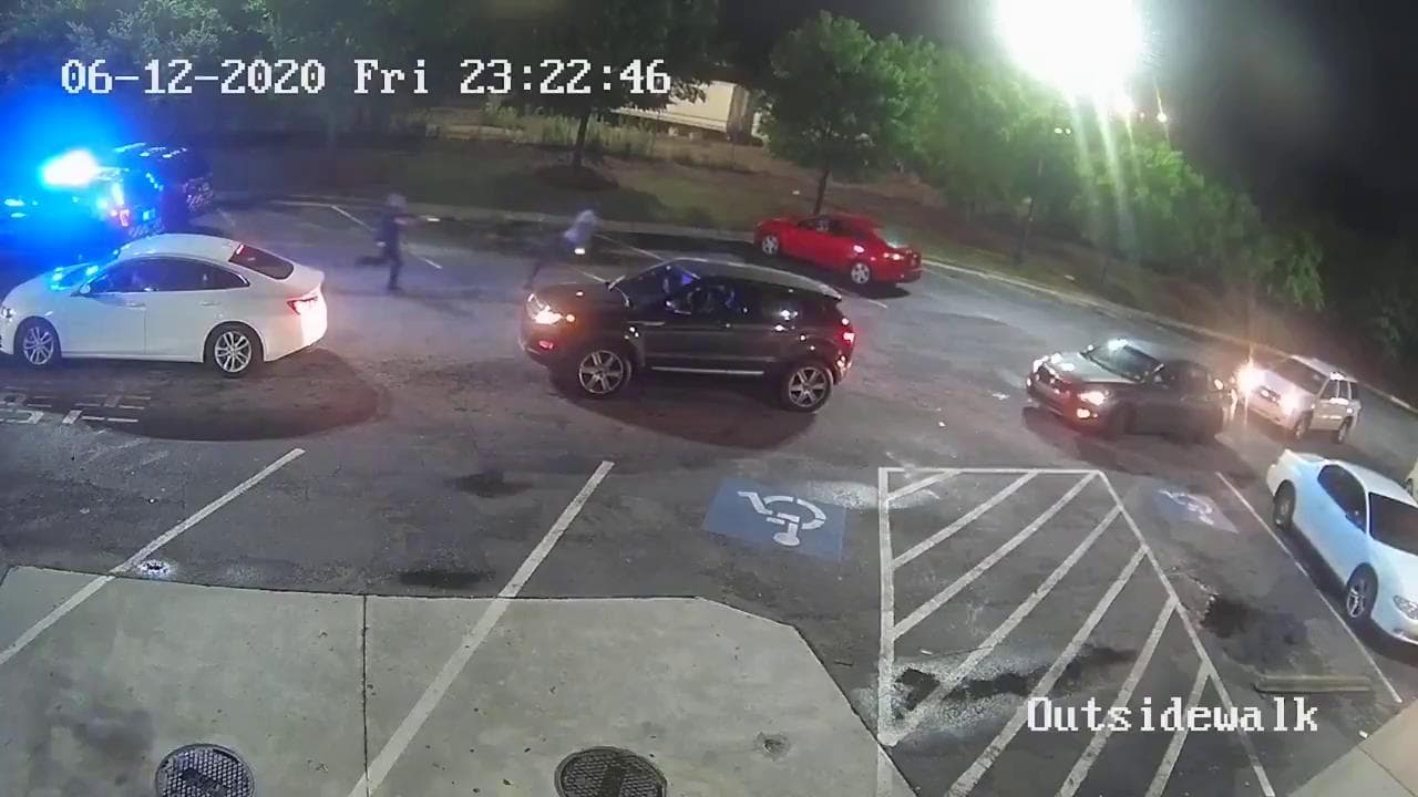 Atlanta, l'agente spara all'afroamericano in fuga: nuovo video mostra come è stato ucciso Rayshard Brooks