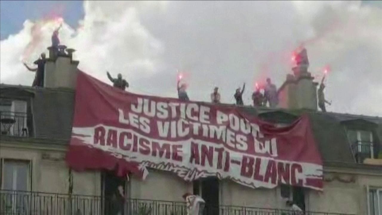 Parigi, manifestanti contro il razzismo strappano striscione "White Lives Matter" degli estremisti di destra