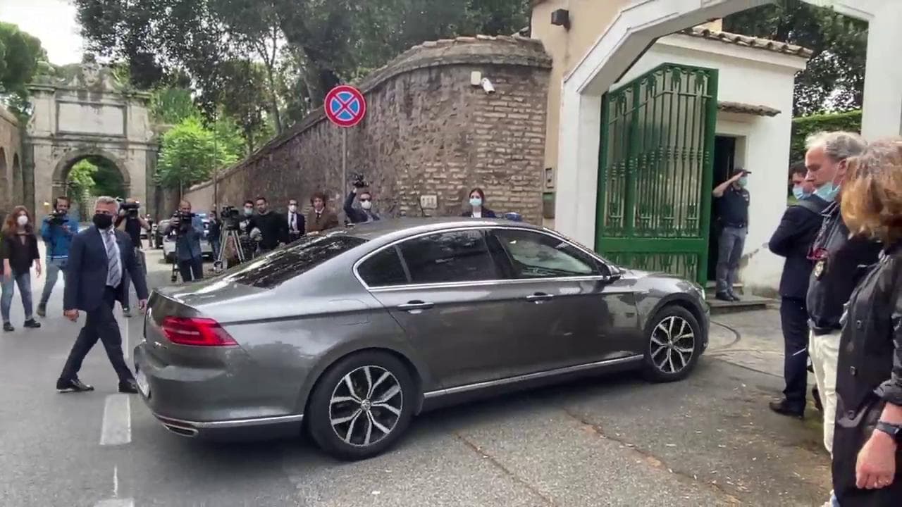 Al via gli Stati Generali a Villa Pamphili, all'esterno manifestazioni e una ghigliottina contro il governo