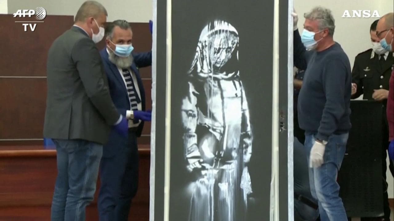 Strage Bataclan, il Banksy ritrovato: i carabinieri mostrano la porta rubata dal locale parigino