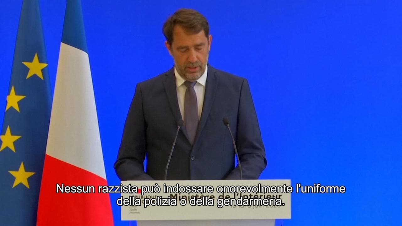 Polizia e razzismo in Francia, il ministro dell'Interno Castaner: "Agenti non useranno più la tecnica dello strangolamento"