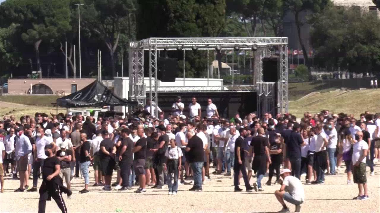 Roma, scontri alla manifestazione degli ultras fascisti: il videoracconto
