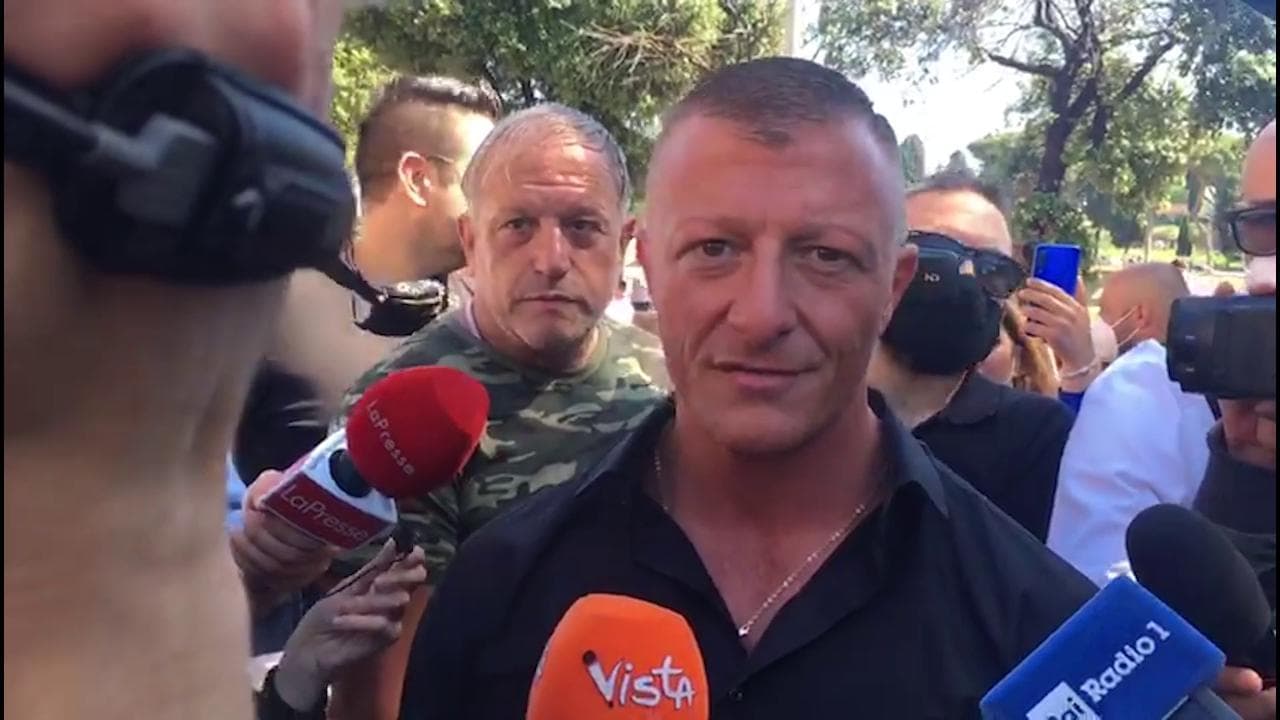 Roma, l'ultrà ai giornalisti: "È una manifestazione pacifica". Poi Forza Nuova lo aggredisce