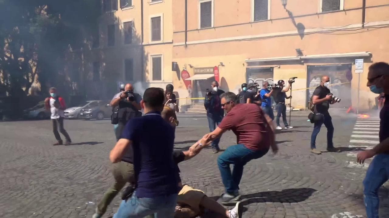Roma, manifestazione ultrà e Forza Nuova: così sono iniziati gli scontri