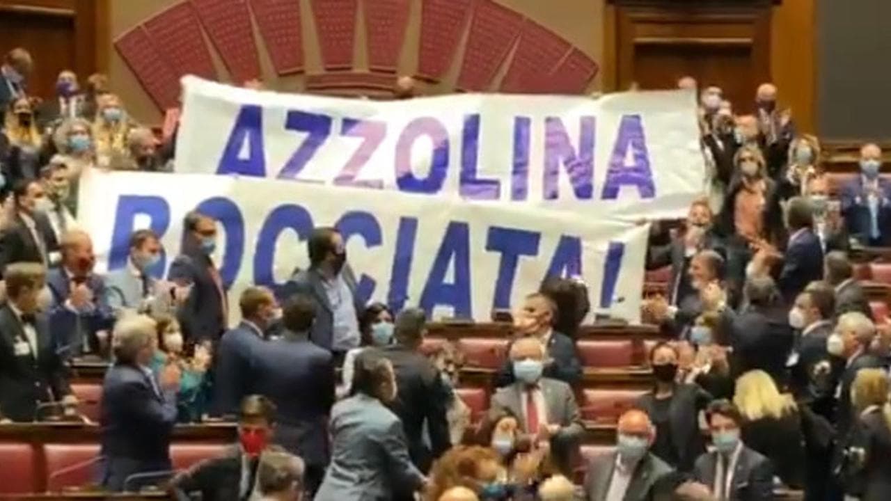 Dl scuola, caos alla Camera: Lega espone striscione contro ministra Azzolina