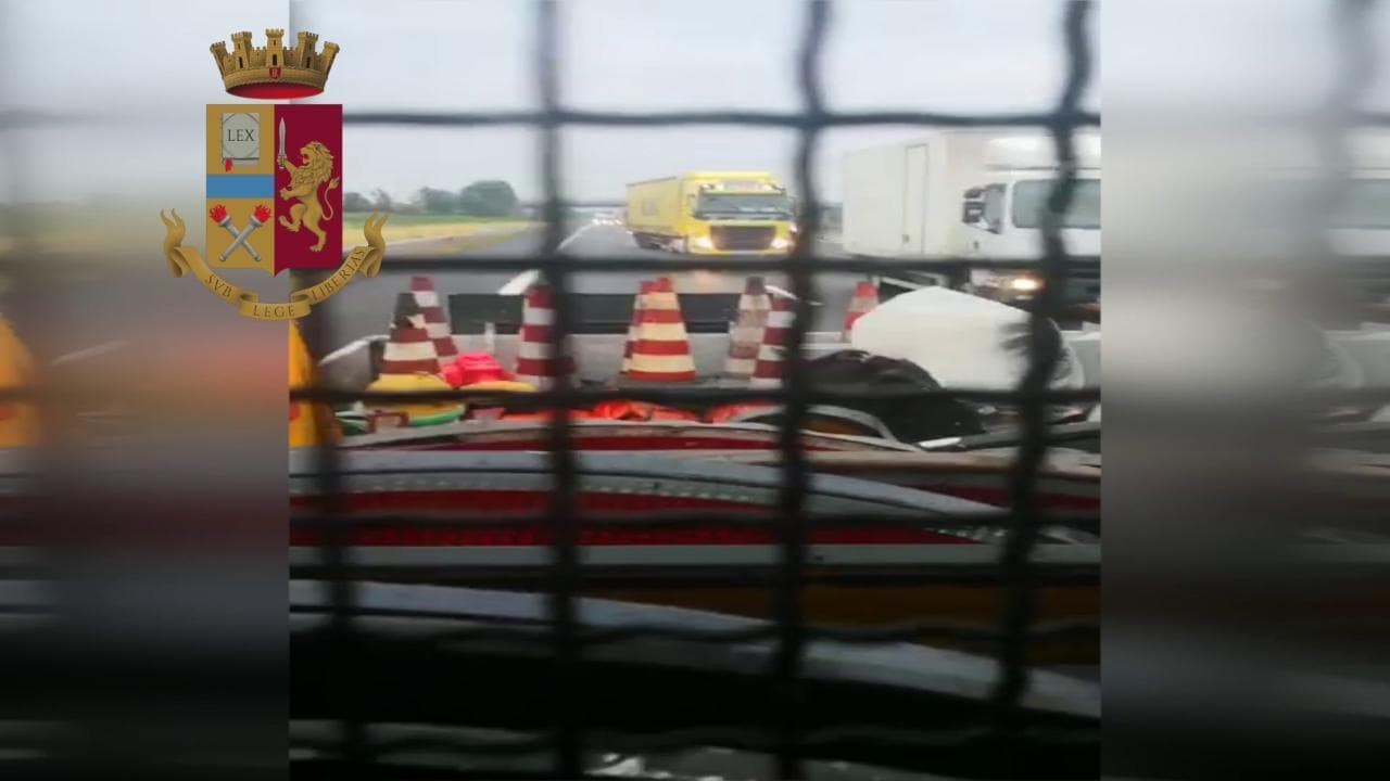 Autostrada del Sole, ubriaco alla guida del tir: il video del mezzo che sbanda pericolosamente