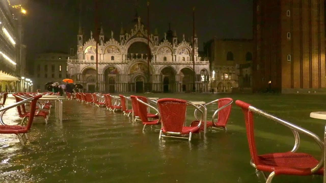 Acqua alta a Venezia: la marea fuori stagione arriva a 116 centimetri
