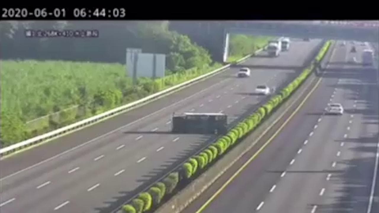 Tir ribaltato sulla carreggiata, la Tesla Model 3 non rallenta: lo schianto a tutta velocità