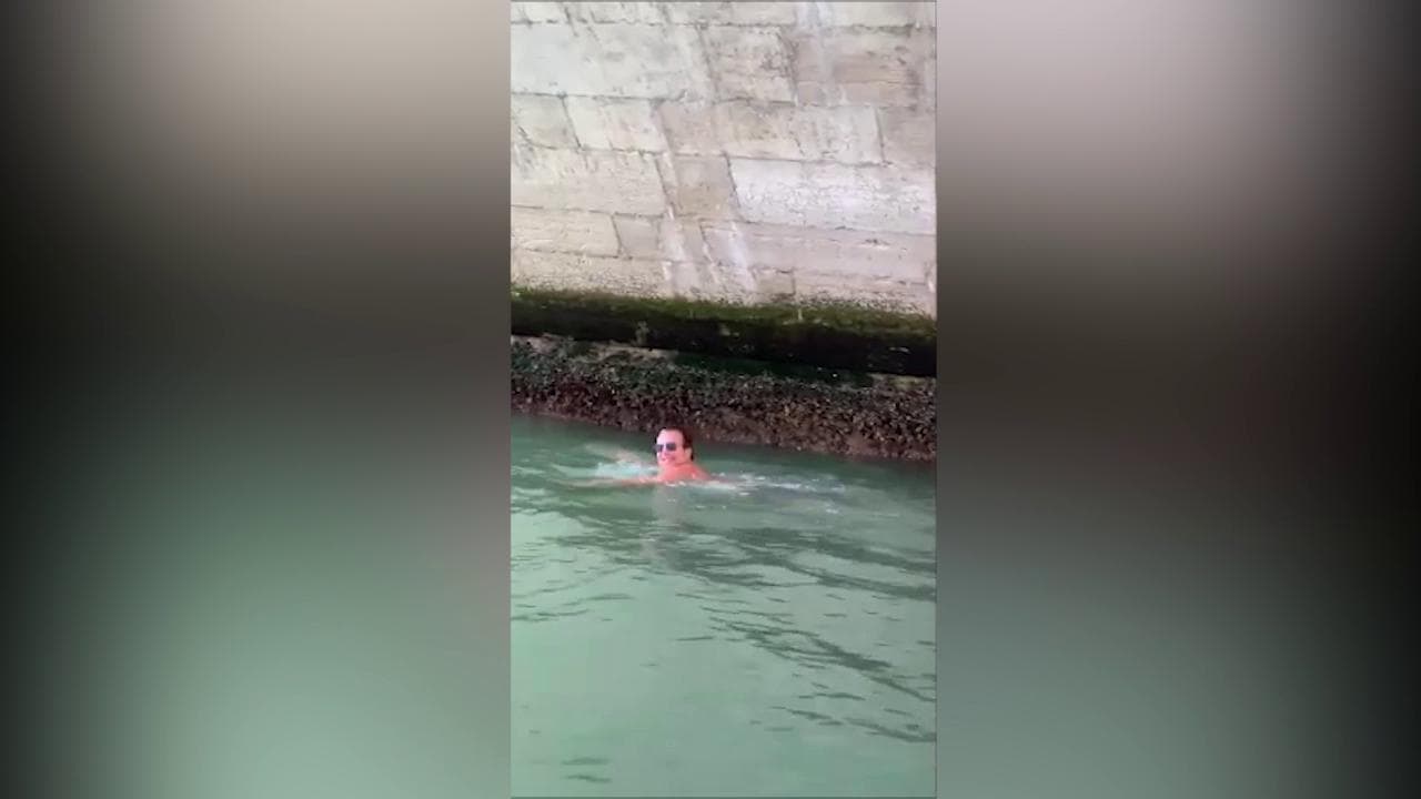 Venezia, tuffi proibiti: turisti nuotano sotto il ponte di Rialto