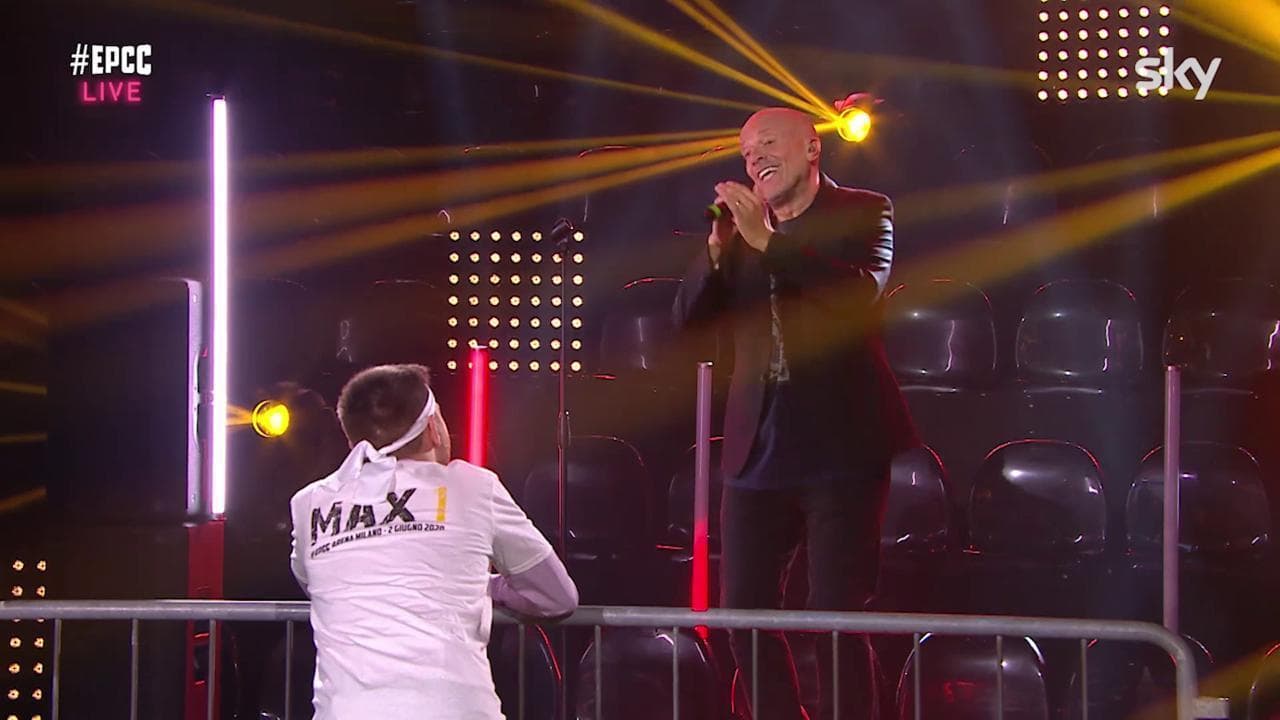 Il coronavirus non ferma Max Pezzali: il 'concerto per una persona' insieme a Cattelan