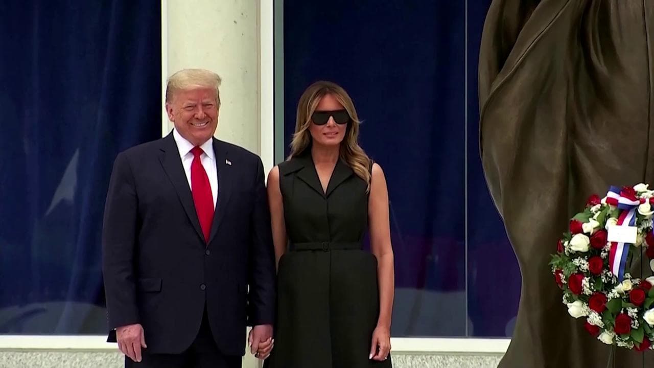 Usa, Trump chiede a Melania di sorridere ai fotografi: la first lady deve sforzarsi