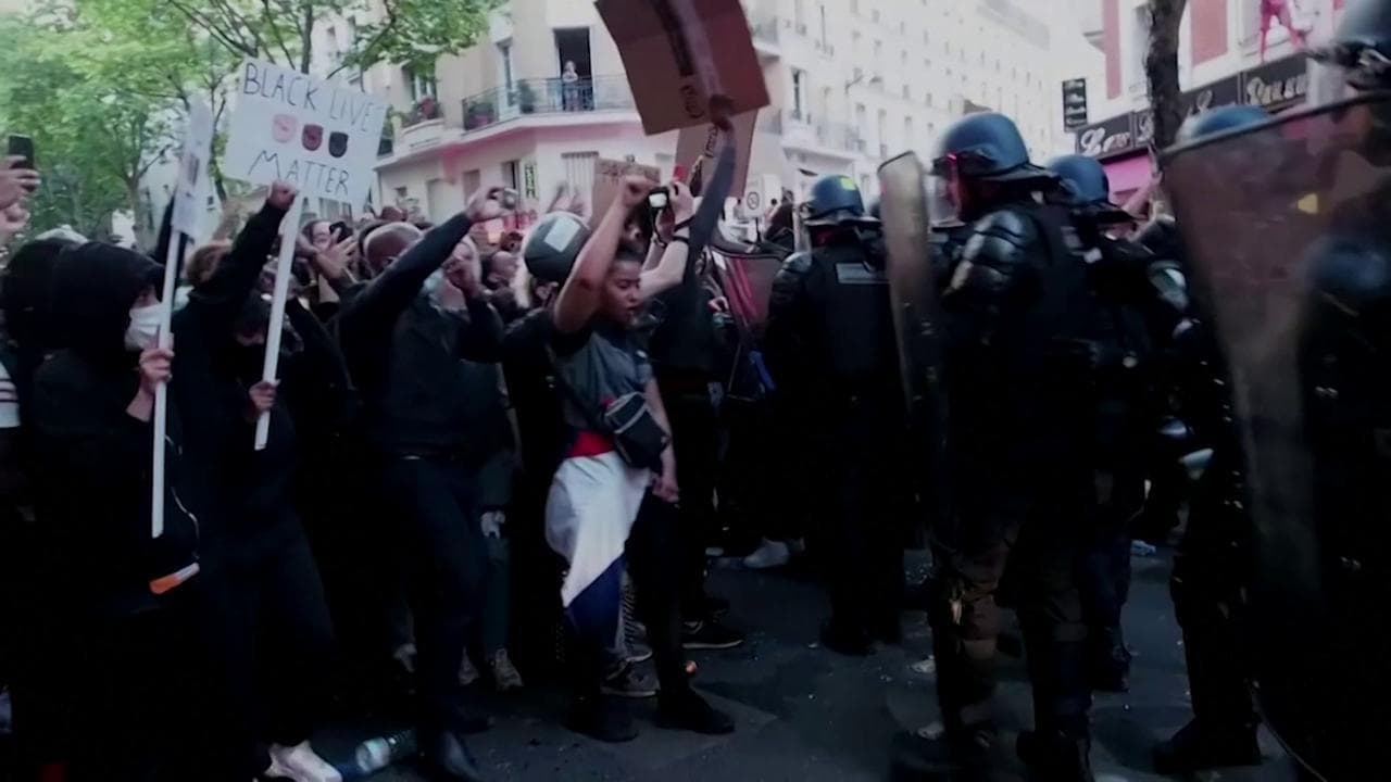 Parigi, scontri alla manifestazione contro la violenza della polizia: gas lacrimogeni contro i manifestanti