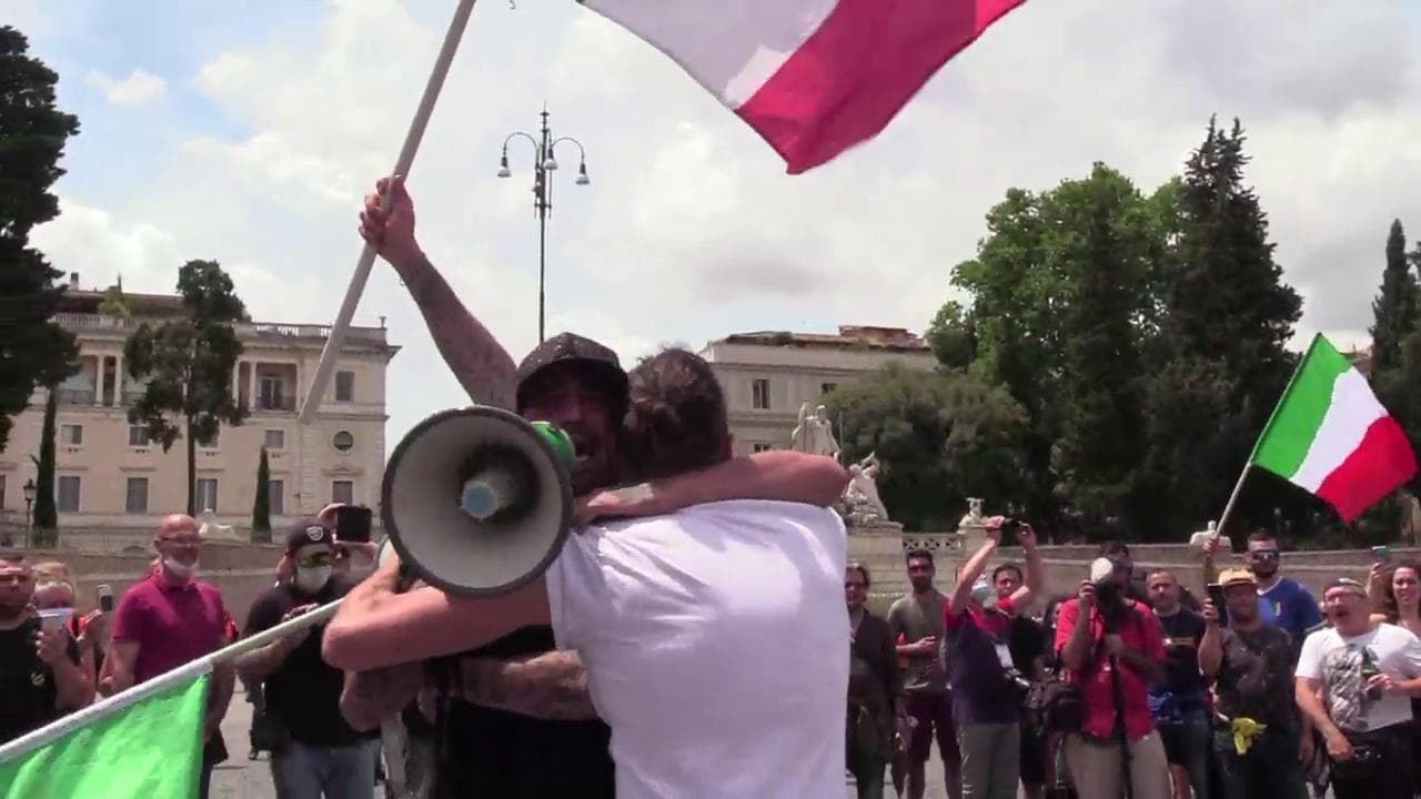 Roma, Gilet arancioni in piazza: "Abbracciamoci, le mascherine fanno male, no ai vaccini"