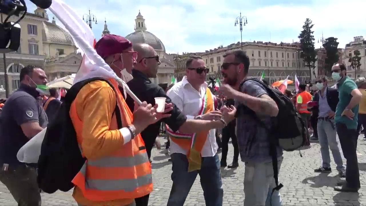 Roma, Gilet arancioni in piazza: i manifestanti si insultano a vicenda