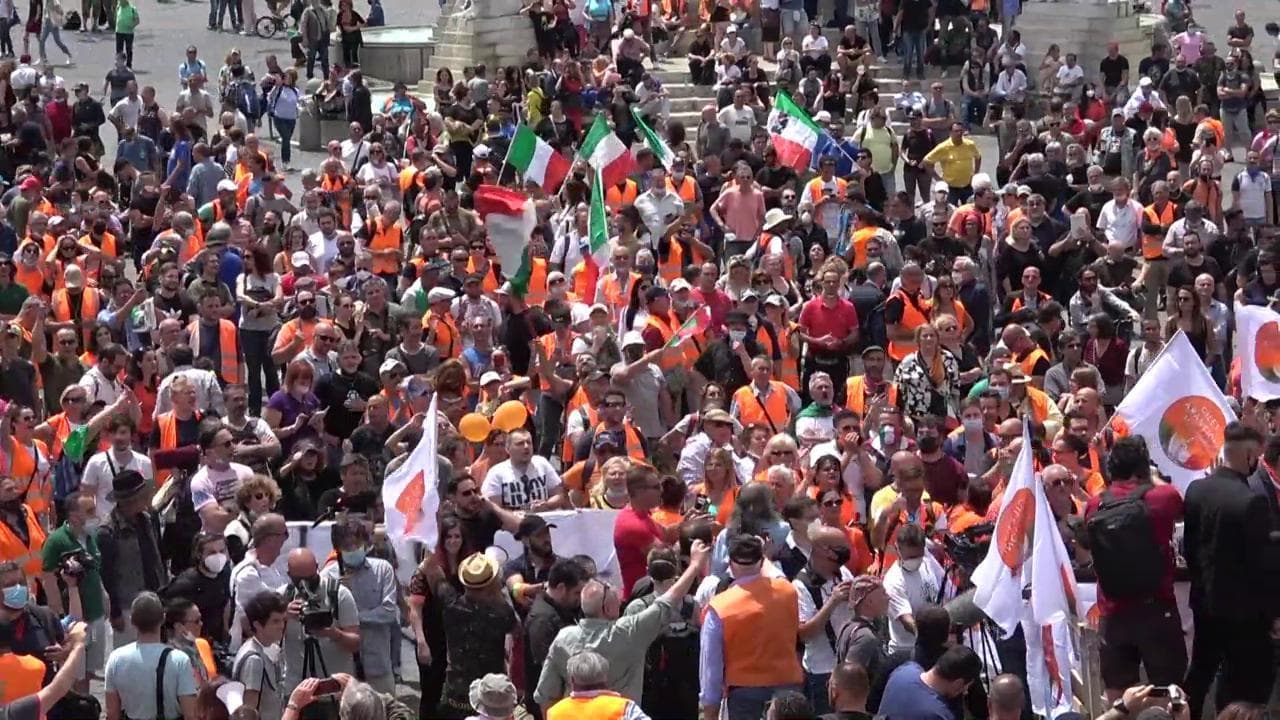 Roma, Gilet arancioni in piazza: insulti a Mattarella e assembramenti