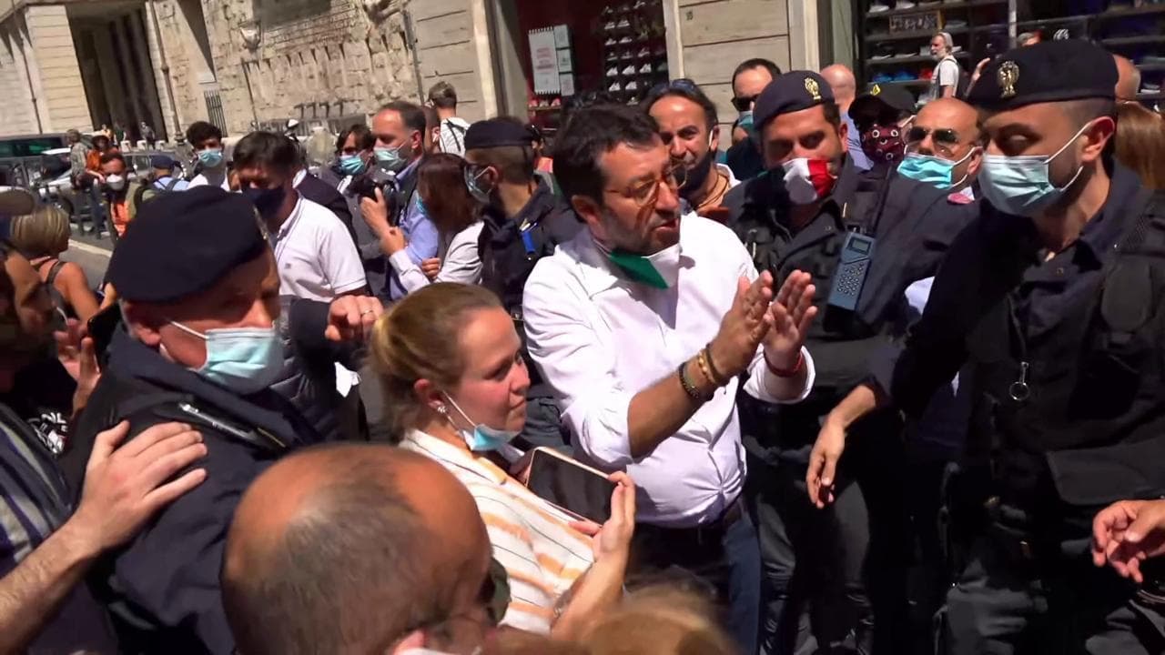 2 giugno, manifestazione centrodestra a Roma: giù la mascherina, Salvini non rinuncia ai selfie