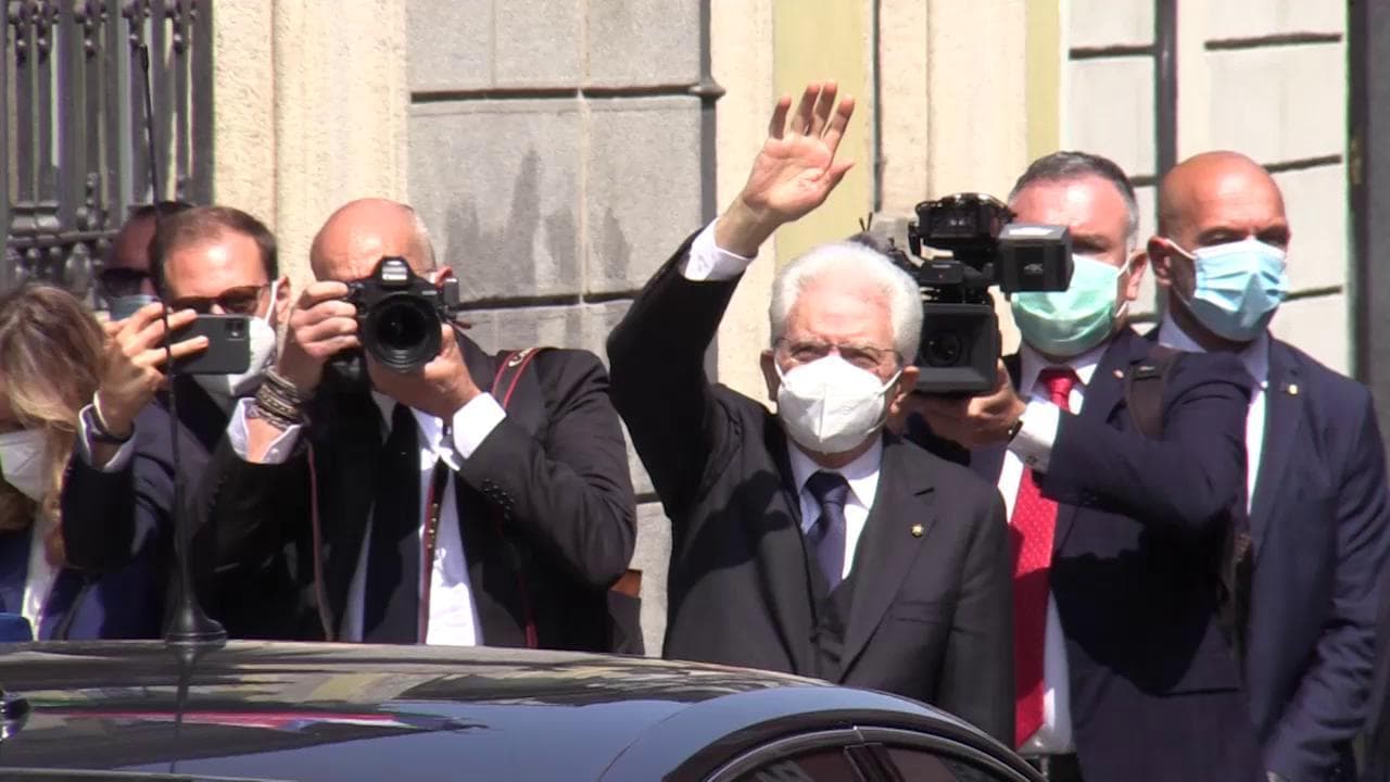 Festa della Repubblica, Mattarella a Codogno: gli applausi dalla folla e il saluto con la mascherina