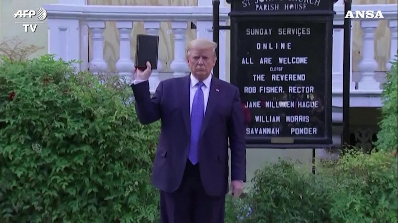 Morte George Floyd, Trump posa con la Bibbia in mano davanti a una chiesa