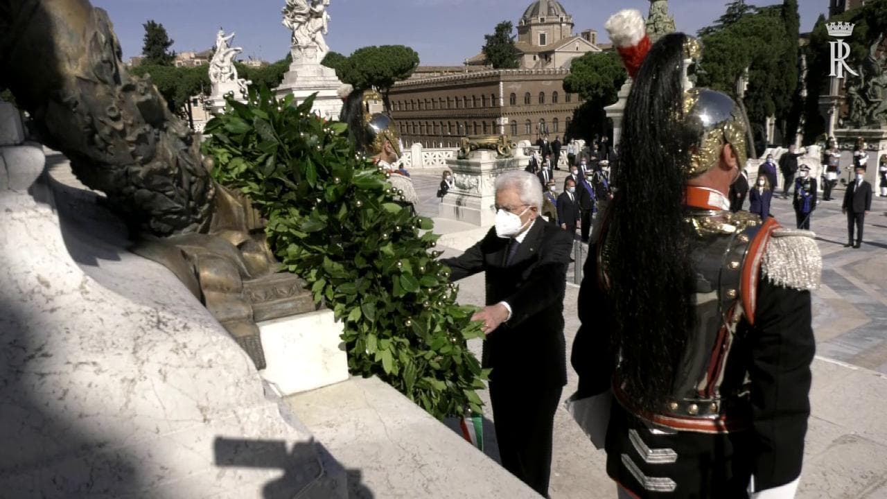 Festa della Repubblica, Mattarella depone una corona d'alloro all'Altare della Patria