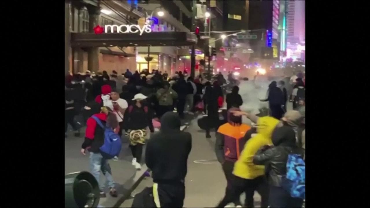 Morte George Floyd, scene di devastazione a New York: nella notte presi di assalto i negozi nel centro