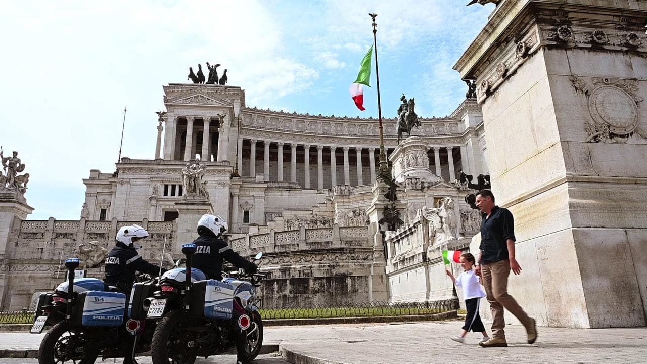 2 Giugno, un "abbraccio tricolore": l'omaggio della polizia all'Italia che lotta col coronavirus