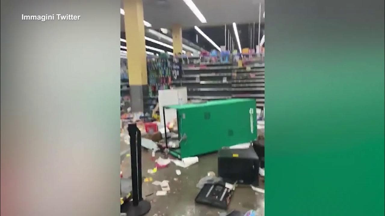 Morte George Floyd, i manifestanti devastano un supermercato a Chicago