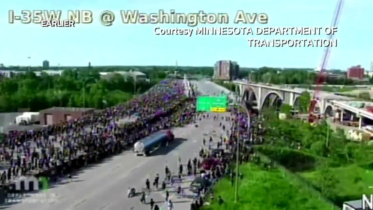 Morte George Floyd, camion sui manifestanti a Minneapolis: la folla lo evita e blocca il conducente