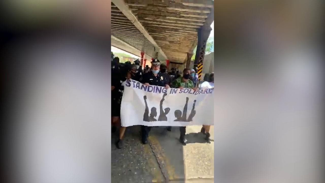 Morte George Floyd, in New Jersey la polizia in strada per protestare al fianco dei manifestanti