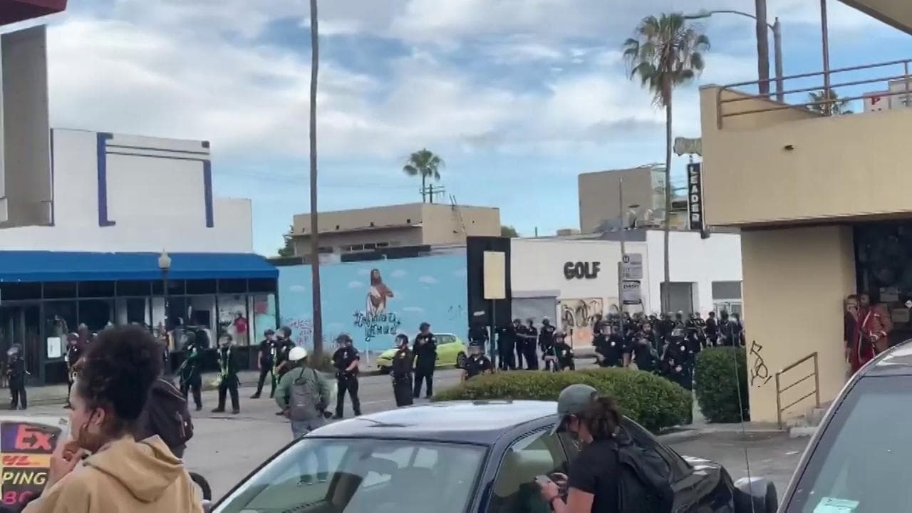 Morte George Floyd, a Los Angeles la polizia mette in fuga i manifestanti disarmati: gli spari