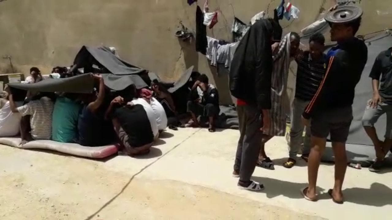 Libia, l'inferno del centro migranti di Zintan nel filmato di un detenuto: nessuna protezione anti Covid