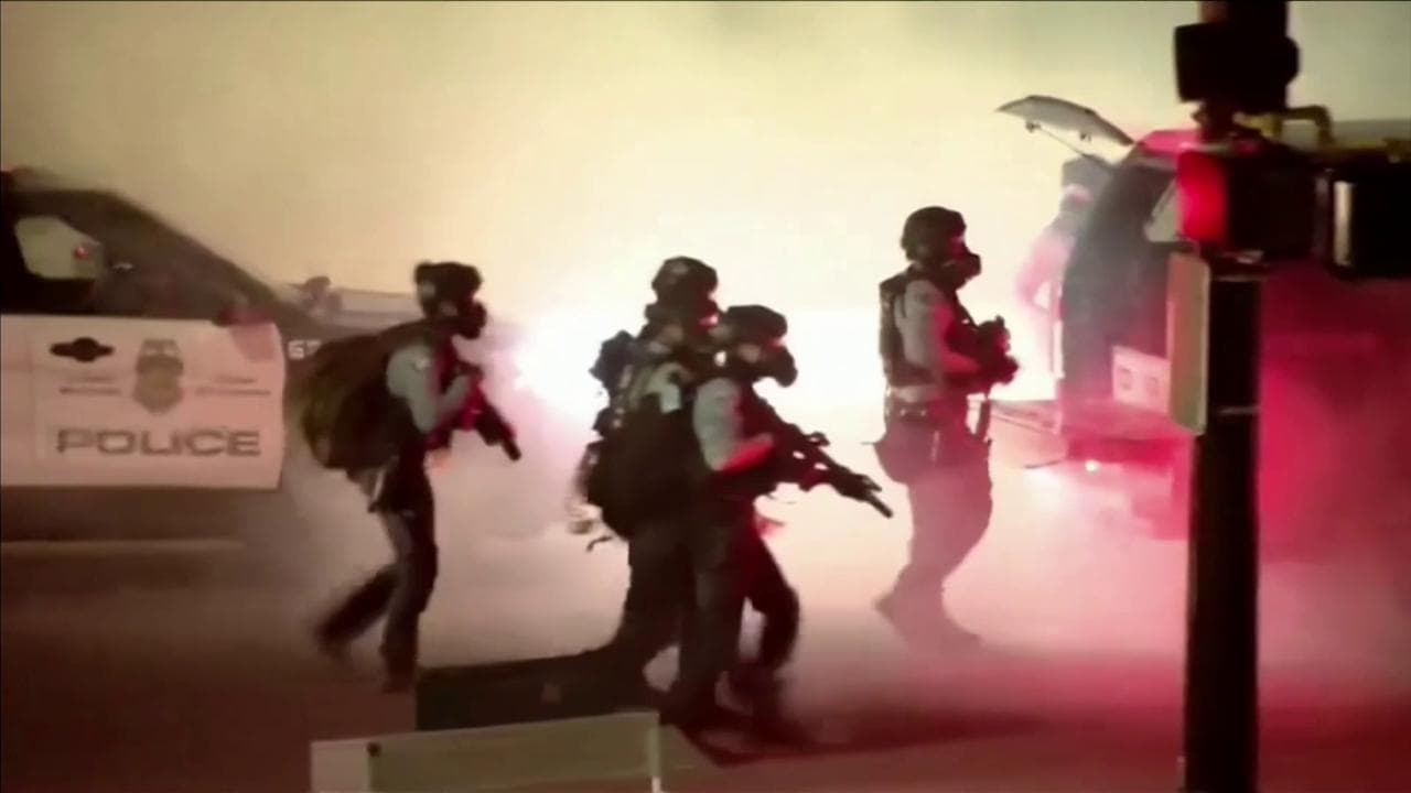 Morte George Floyd, proteste negli Usa. A Minneapolis i manifestanti incendiano palazzi