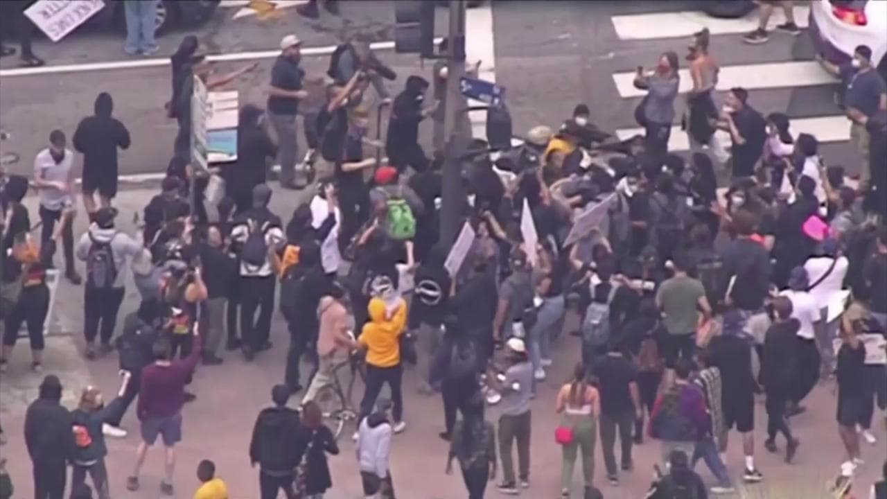 Morte George Floyd, proteste negli Usa. A Los Angeles poliziotto accerchiato e picchiato da manifestanti
