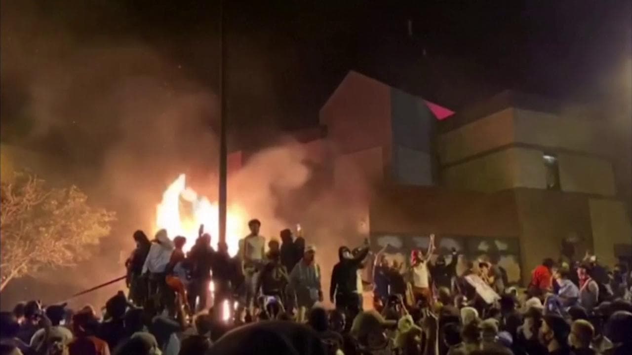 Morte di George Floyd, a Minneapolis i manifestanti danno alle fiamme un commissariato di polizia