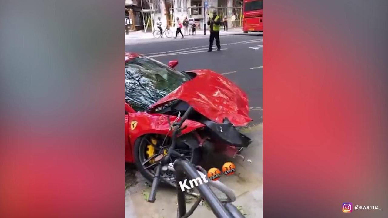 Londra, finisce con la Ferrari contro un bus a due piani: lo schianto vicino a Trafalgar Square