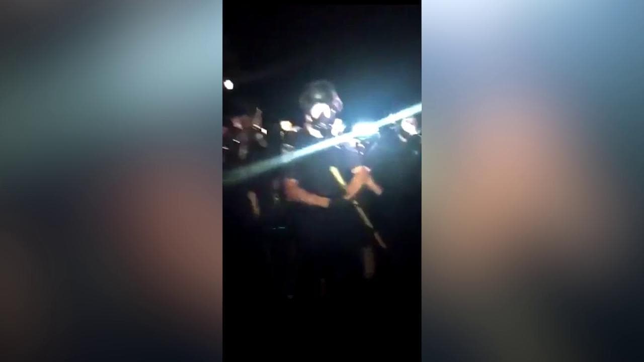 Morte George Floyd, a Minneapolis cordone di agenti davanti casa del poliziotto: "Guardate in quanti proteggono questo assassino"