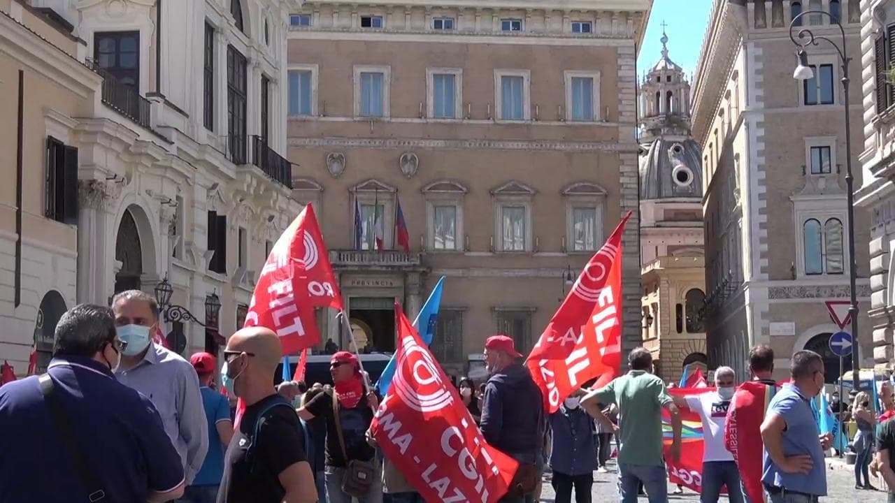 Coronavirus, lavoratori senza Cassa integrazione in piazza: "Vado in chiesa per una busta di spesa"