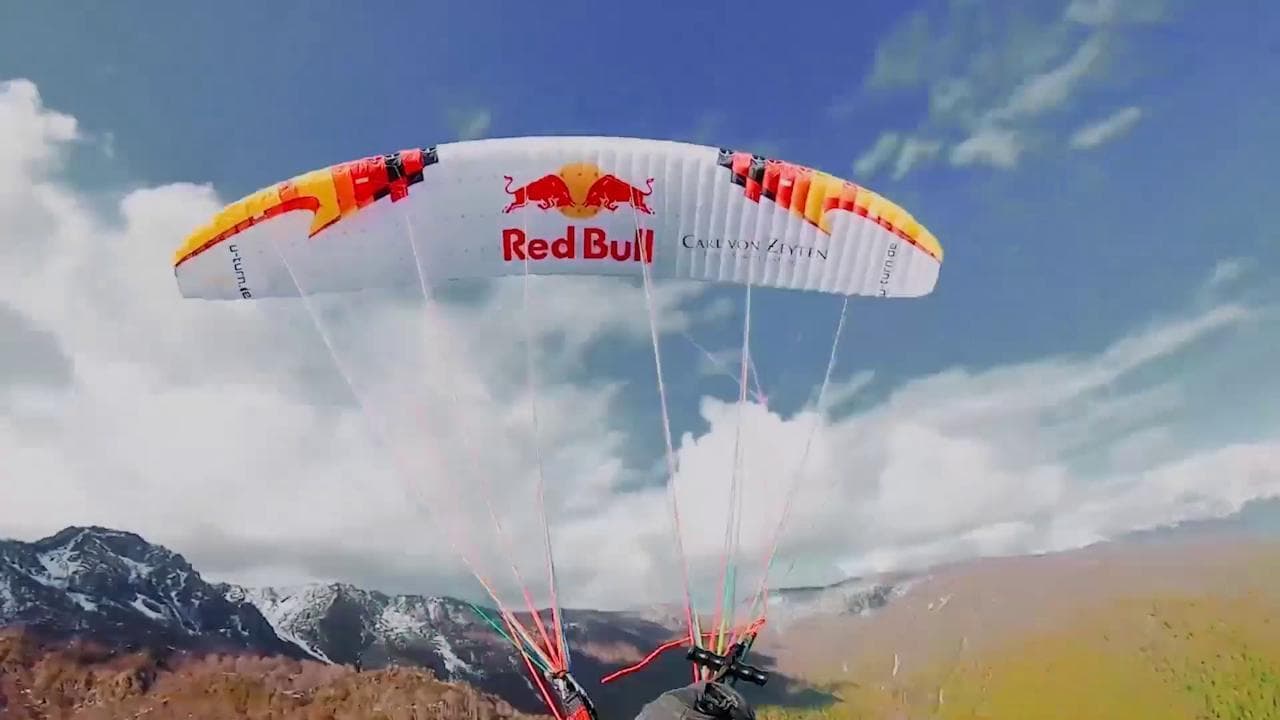 Russia, scalano la montagna e si lanciano col parapendio: l'atterraggio è mozzafiato