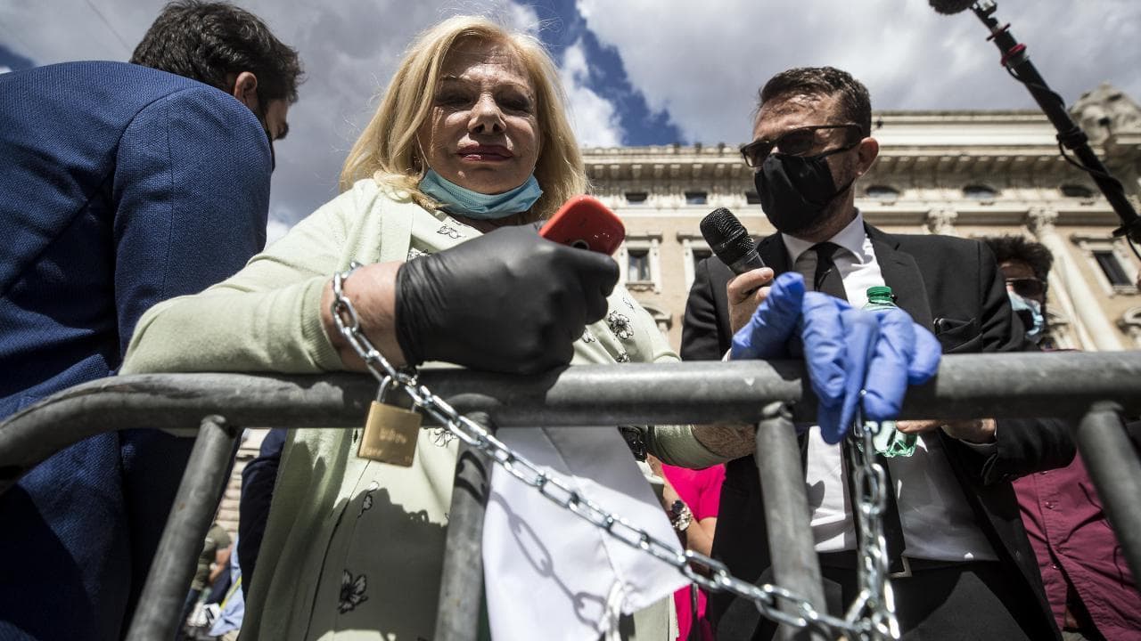 Sandra Milo incatenata davanti Palazzo Chigi: "Sono qui per i lavoratori dello spettacolo". E Conte la riceve
