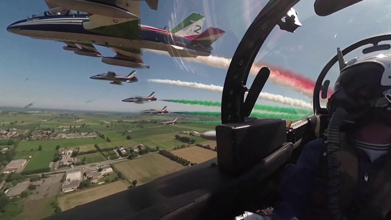 Il volo delle Frecce sul Nord Italia: le scie tricolori viste con gli occhi dei piloti