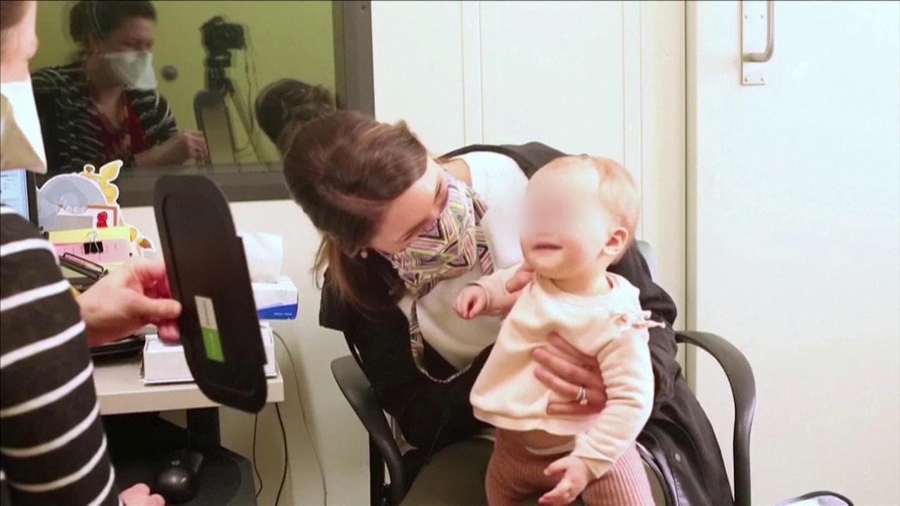 A dieci mesi sente la voce della mamma per la prima volta: l'emozione dopo l'intervento all'orecchio