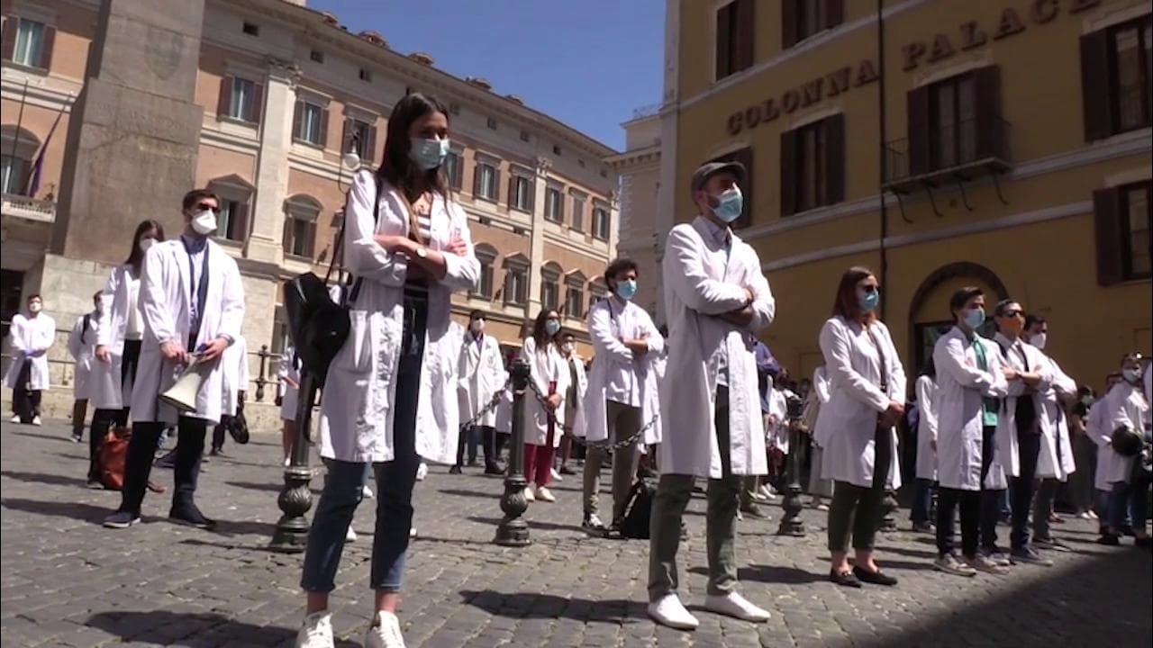 Roma, giovani medici voltano le spalle al Parlamento: "Più posti in specializzazione"