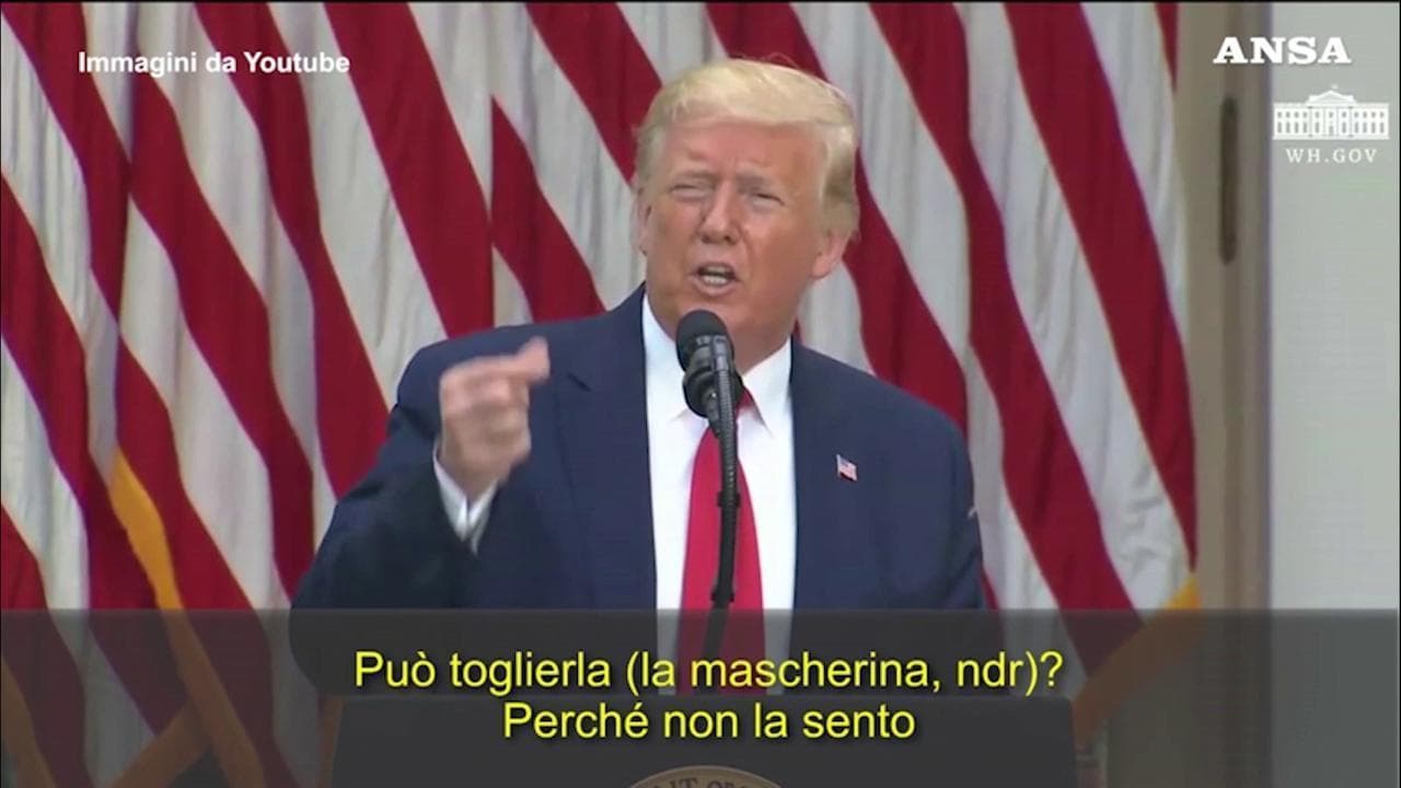 Usa, Trump chiede al giornalista di togliere la mascherina, lui si rifiuta: "Voglio tenerla"