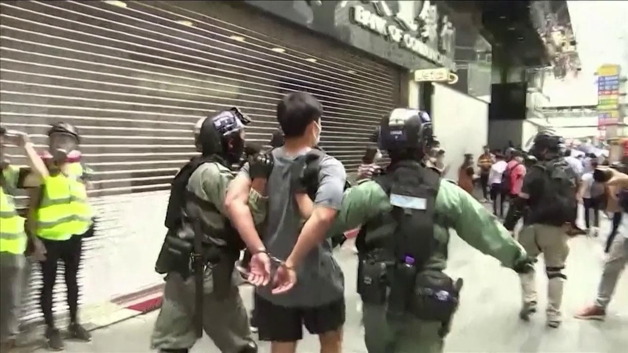 Hong Kong, nuovi scontri tra polizia e manifestanti: gli arresti in piazza
