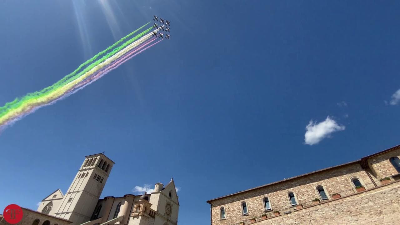 L'omaggio a San Francesco: le frecce tricolori nel cielo di Assisi