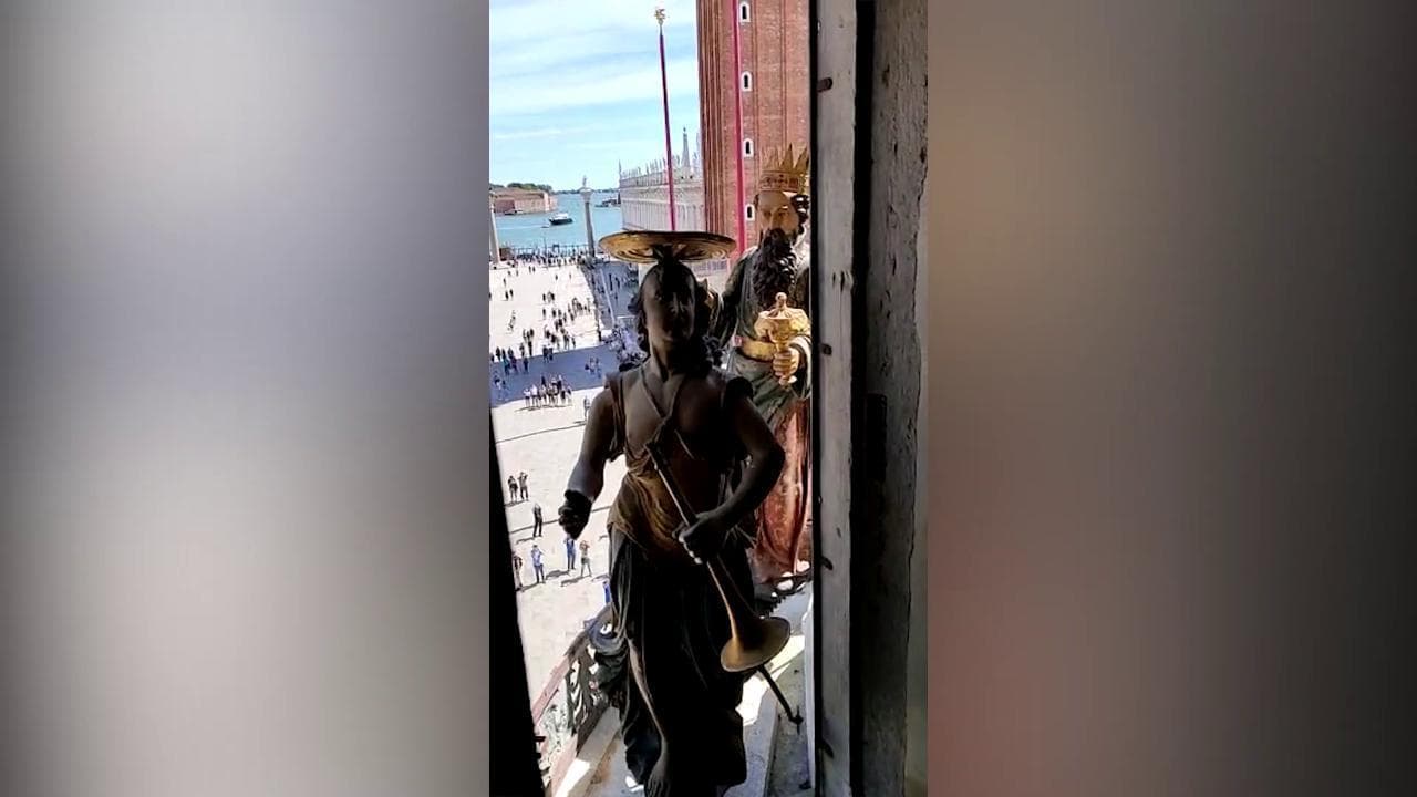 Venezia, San Marco dall'interno della torre dell'orologio: il suggestivo scorcio con le statue in movimento