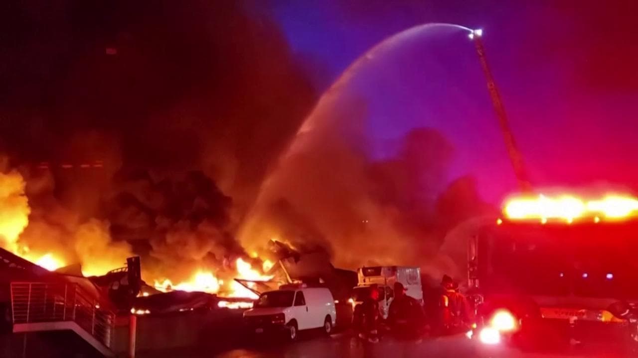 Incendio a San Francisco, i pompieri lavorano al Fisherman's Wharf per domare le fiamme