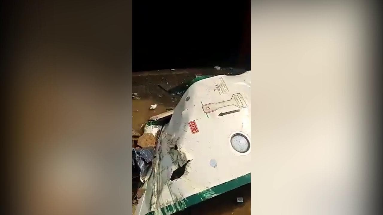 Pakistan, aereo precipita vicino alle case a Karachi: i resti in mezzo alle auto parcheggiate