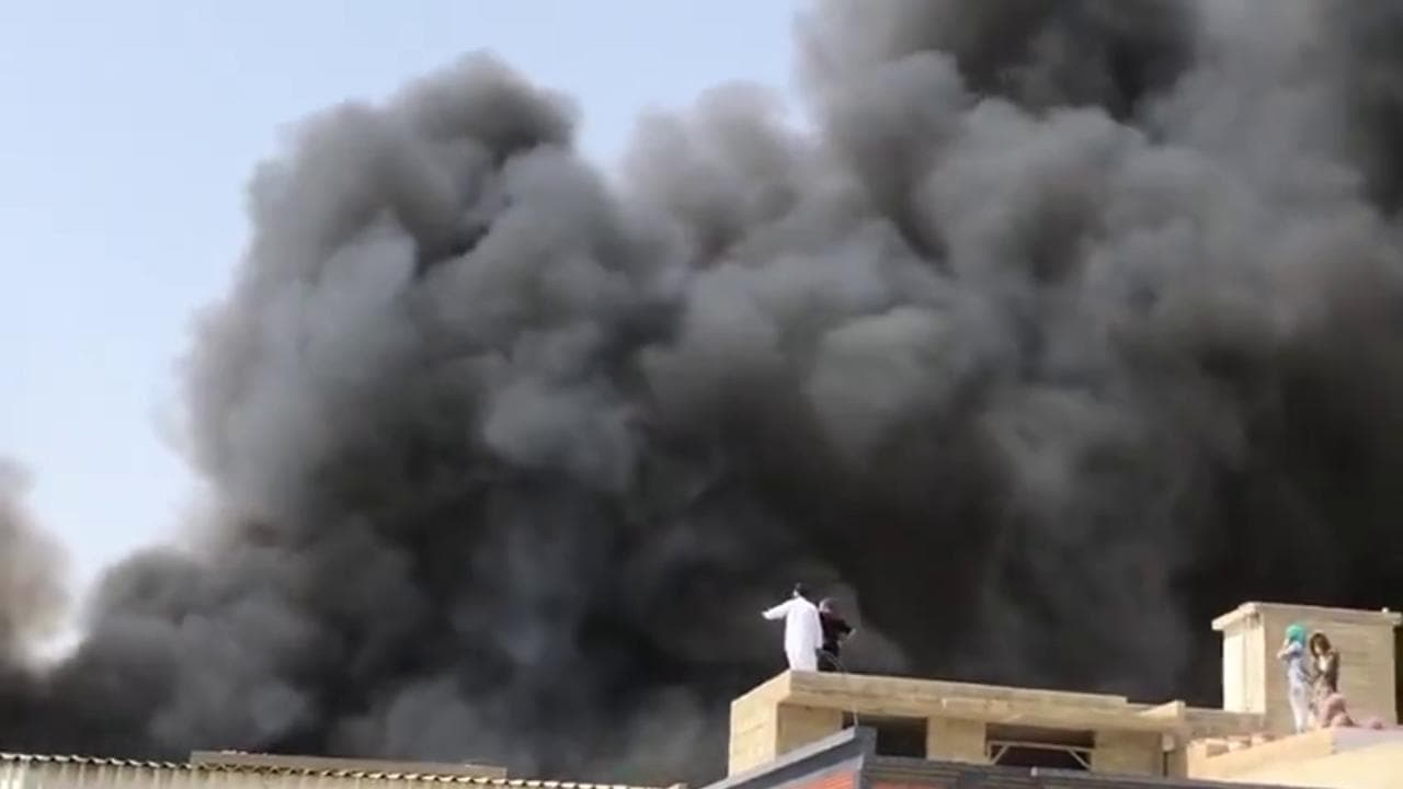 Pakistan, aereo si schianta a Karachi vicino alle case: il fumo nero nelle prime immagini