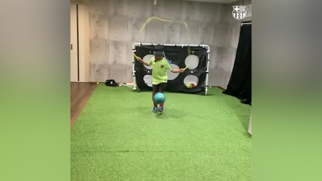 Calcio, il talento di un bambino fa il giro del mondo: i palleggi mentre salta a corda bendato