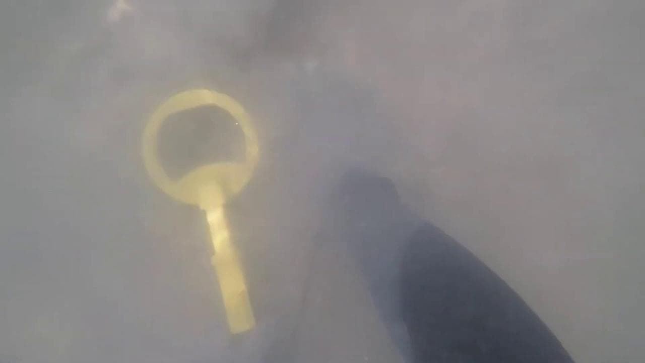 Grecia, si immergono in mare con il metal detector: sul fondale trovano un piccolo tesoro